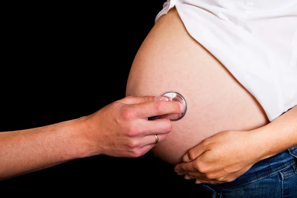 Zwangere vrouw op zwarte achtergrond — Stockfoto