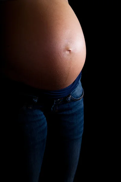 孕妇在黑色背景上 — 图库照片