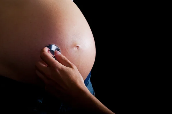 Siyah arka plan üzerine hamile kadın — Stok fotoğraf