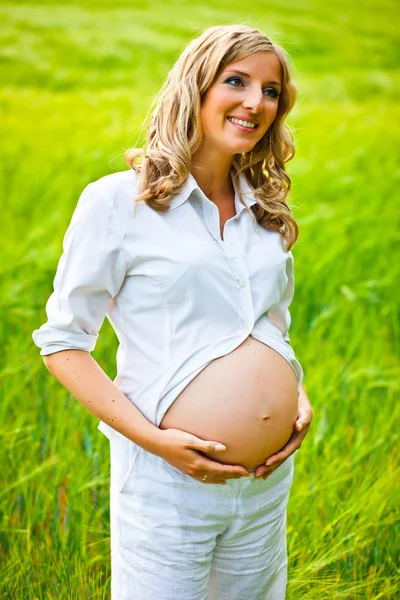 Беременная женщина на открытом воздухе — стоковое фото