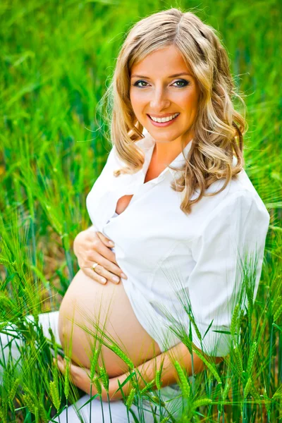 Mujer embarazada al aire libre — Foto de Stock