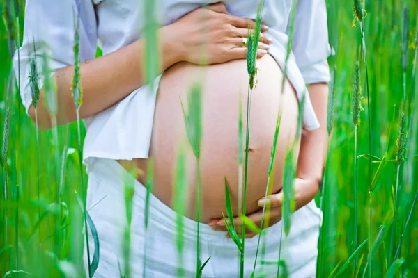 Беременная женщина на открытом воздухе — стоковое фото