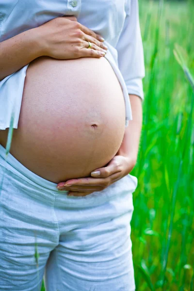Wanita hamil di luar ruangan — Stok Foto