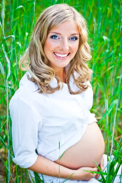 Hamile kadın açık — Stok fotoğraf
