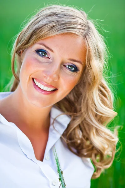 Blonde vrouw portret buiten op groen veld — Stockfoto