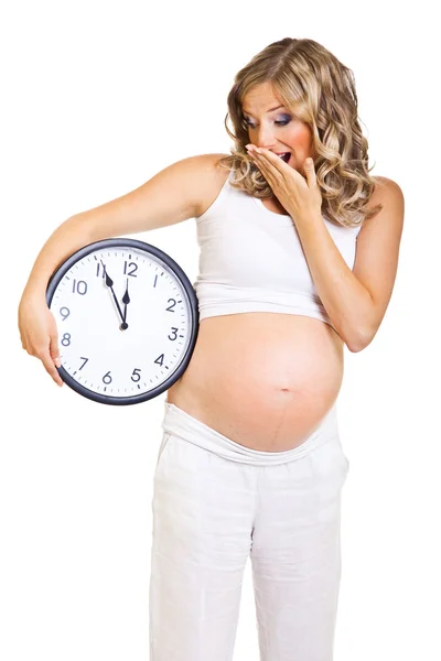 Zwangere vrouw met klok geïsoleerd op wit — Stockfoto