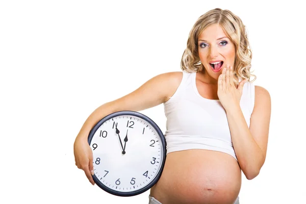 Gravid kvinna med klockan isolerad på vitt — Stockfoto