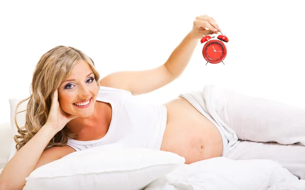 Donna incinta a letto isolato su bianco — Foto Stock
