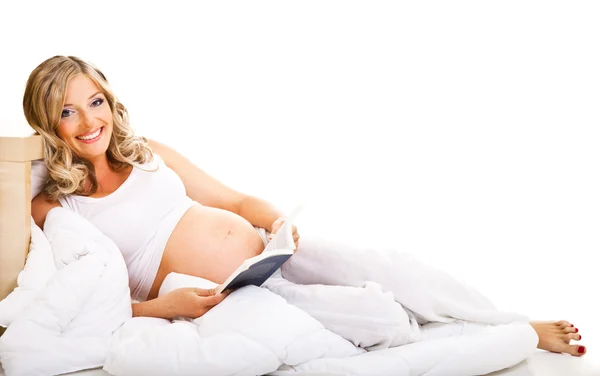 Mulher grávida na cama isolada em branco — Fotografia de Stock