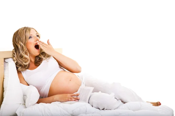 Zwangere vrouw in bed geïsoleerd op wit — Stockfoto