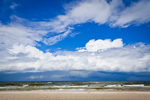 Baltské moře krajina s zamračená obloha — Stock fotografie