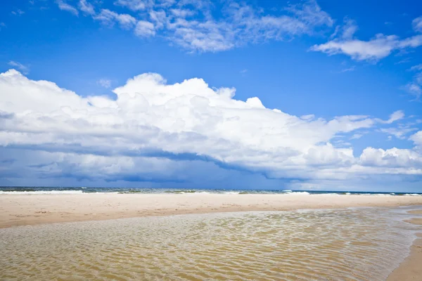 Krajobraz Morza Bałtyckiego z pochmurnego nieba — Zdjęcie stockowe