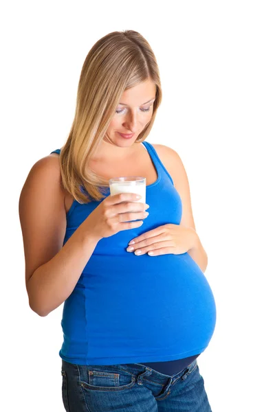 Беременная женщина со стаканом молока, изолированным на белом — стоковое фото
