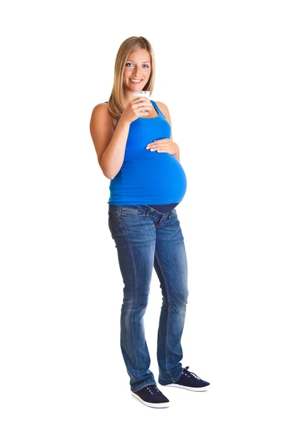 Donna incinta con vetro di latte isolato su bianco — Foto Stock