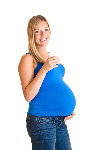 Kobieta w ciąży z szklanka mleko na białym tle — Zdjęcie stockowe