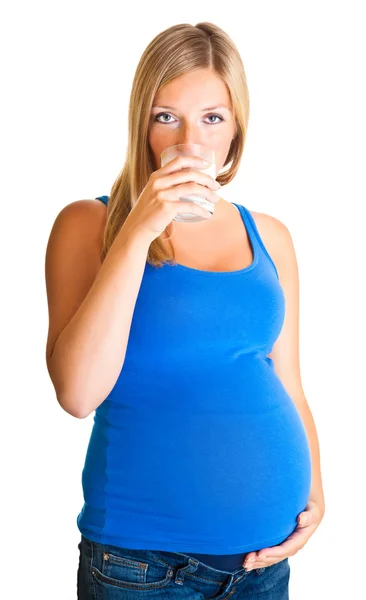 Беременная женщина со стаканом молока, изолированным на белом — стоковое фото