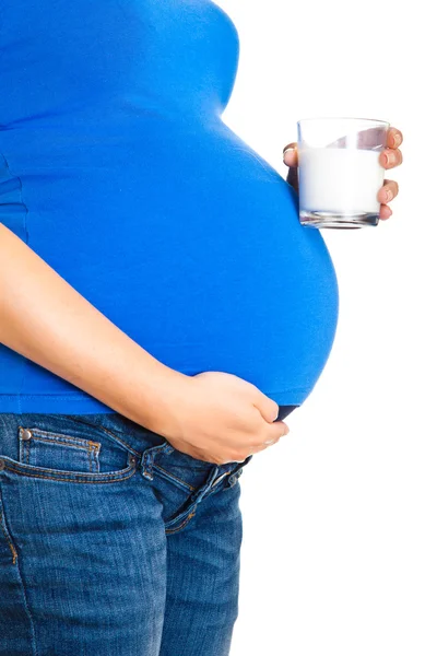 Mulher grávida com copo de leite isolado em branco — Fotografia de Stock