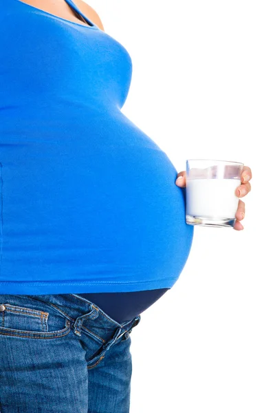 Těhotná žena se sklenicí mléka izolovaných na bílém — Stock fotografie