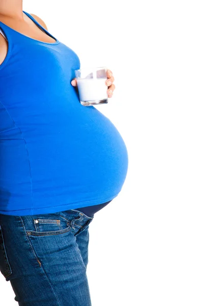 Těhotná žena se sklenicí mléka izolovaných na bílém — Stock fotografie