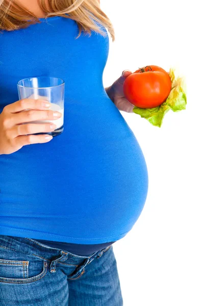 Těhotná žena se zeleninou, izolované na bílém — Stock fotografie