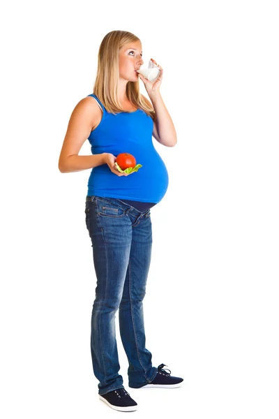 Mujer embarazada con verduras, aislada en blanco — Foto de Stock