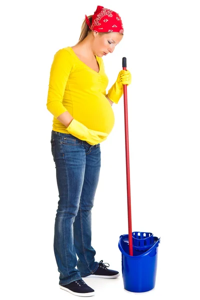 Unavený těhotná žena čištění podlahy, izolované na bílém — Stock fotografie