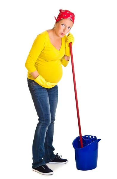 Κουρασμένος έγκυος γυναίκα καθαρισμό του πατώματος που απομονώνονται σε λευκό — Φωτογραφία Αρχείου