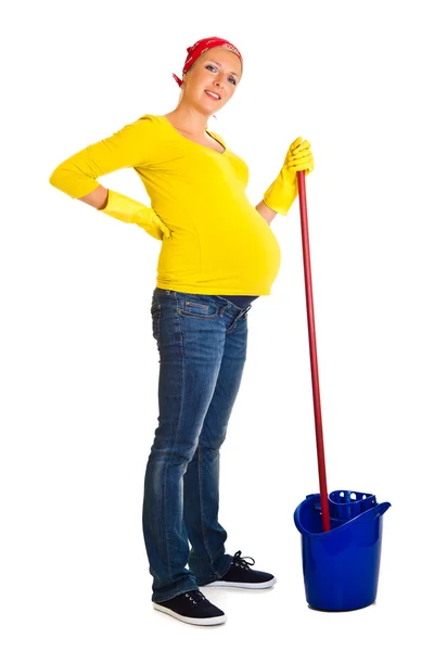 Kobieta w ciąży dość czyszczenia podłogi na białym tle — Zdjęcie stockowe