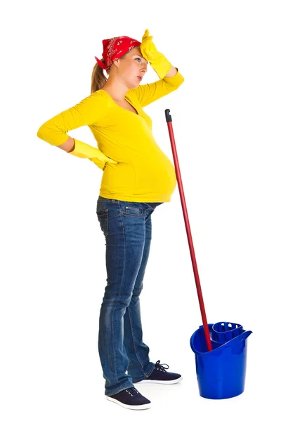 Trött gravid kvinna rengöring golvet isolerat på vit — Stockfoto