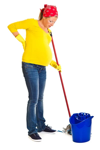 Stanco donna incinta pulizia del pavimento isolato su bianco — Foto Stock