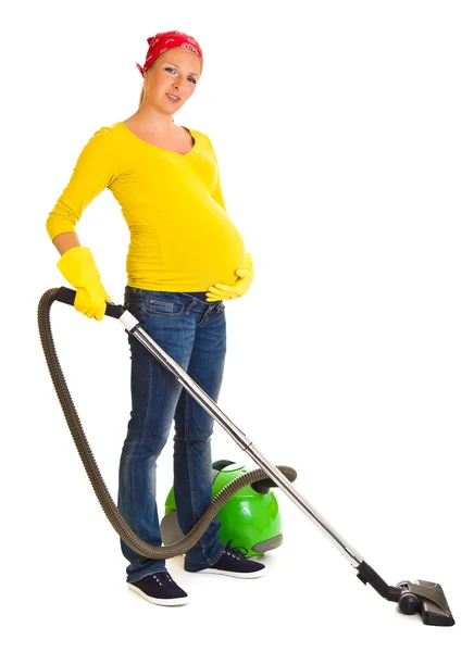 Mulher grávida limpo com aspirador de pó isolado em branco — Fotografia de Stock