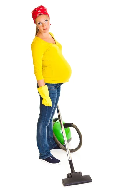 Kobieta w ciąży czystą odkurzacz na białym tle — Zdjęcie stockowe