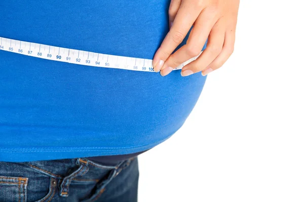 Kobieta w ciąży pomiaru żołądka na białym tle — Zdjęcie stockowe