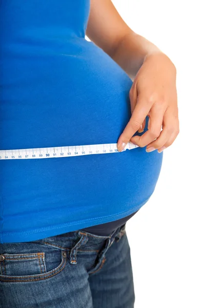 Hamile kadın üzerinde beyaz izole mide ölçme — Stok fotoğraf