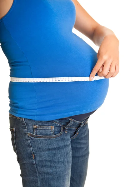 Gravid kvinna mäta magen isolerad på vit — Stockfoto