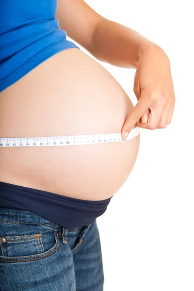 Femme enceinte mesurant l'estomac isolé sur blanc — Photo