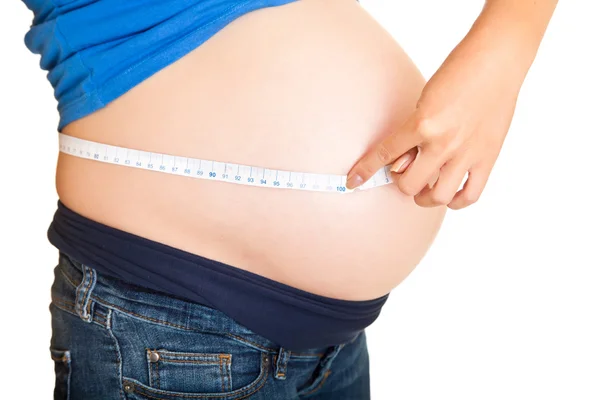 Kobieta w ciąży pomiaru żołądka na białym tle — Zdjęcie stockowe