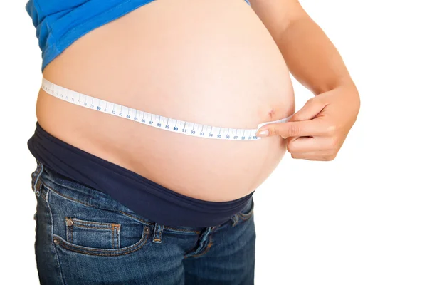 Zwangere vrouw maag geïsoleerd op wit meten — Stockfoto