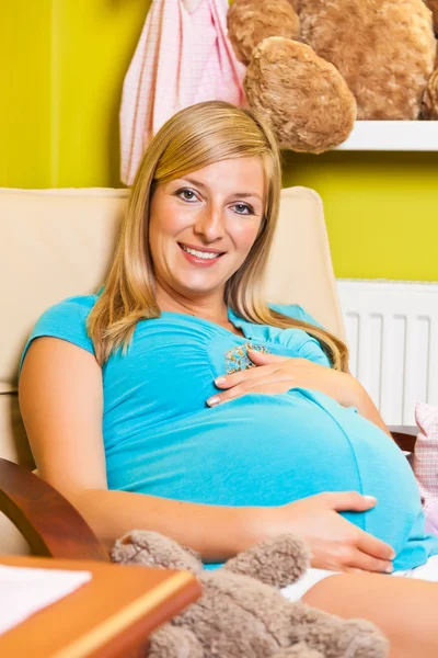 Femme enceinte dans la chambre de bébé — Photo
