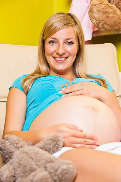 Pregnant woman in baby room — Stock Photo, Image