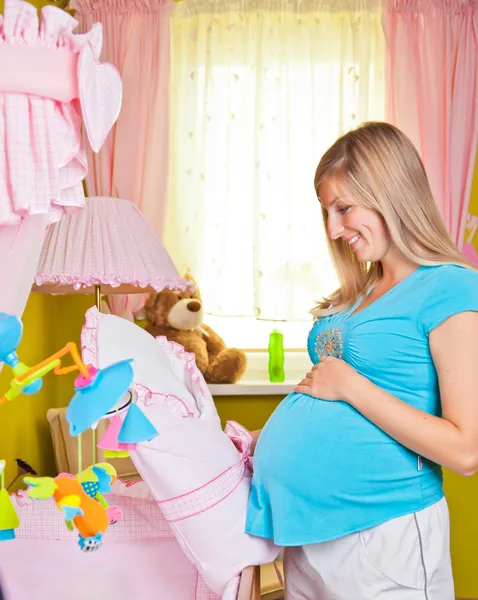 Kobieta w ciąży w pokoju dziecka — Zdjęcie stockowe