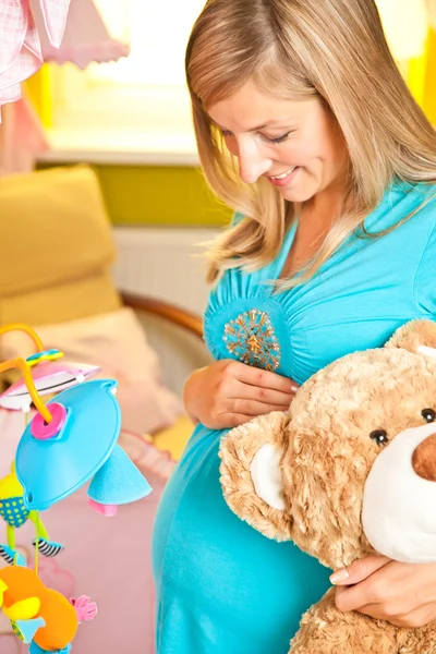 Těhotná žena v místnosti dítě — Stock fotografie