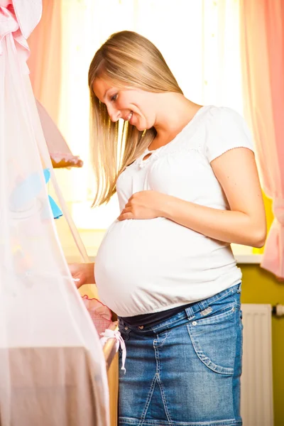 赤ちゃんの部屋で妊娠中の女性 — ストック写真