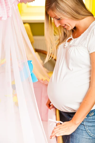 Wanita hamil di kamar bayi — Stok Foto
