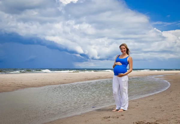 ผู้หญิงท้องบนชายหาด — ภาพถ่ายสต็อก