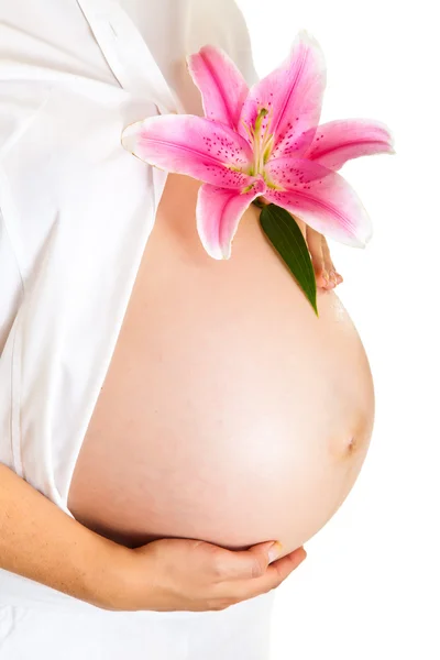 Gravid kvinna med lillies isolerad på vit — Stockfoto
