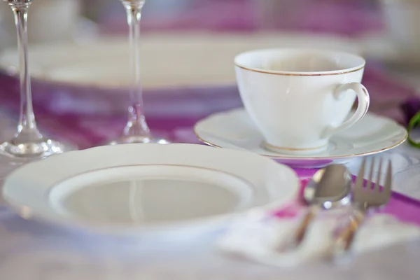 Decoração de pratos de mesa romântica — Fotografia de Stock
