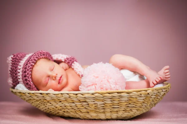 Портрет новонародженої кавказької дівчинки — стокове фото