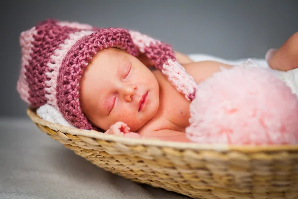 Портрет новорожденной белой девушки — стоковое фото