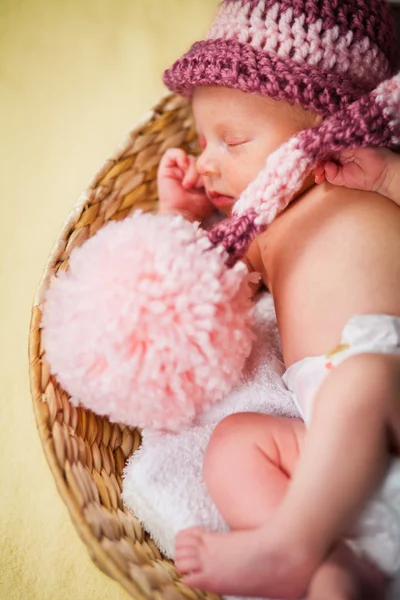 Портрет новонародженої кавказької дівчинки — стокове фото